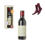 Calcetines con forma de botella de vino tinto, presentados de forma divertida en una botella, ideales para regalar a amantes del vino