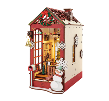 Christmas Indoor Scene Rolife Book Nook en una estantería, decorada con detalles navideños