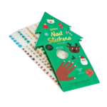 Primer plano de pegatinas para uñas de Navidad con diseños de elfos, árboles navideños y otros motivos festivos