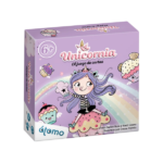 coloridas cartas de "Unicornia, el juego de cartas", rodeados de cupcakes y unicornios mágicos