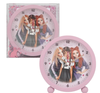 Reloj despertador de TOPModel en color malva con diseño de modelos y agujas en oro rosa, sobre una mesita de noche decorativa.