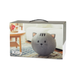 Reposapiés gato gris Balvi Puff Kitty en perspectiva, mostrando el diseño realista con orejas de rizo y detalles de cara en piel sintética.