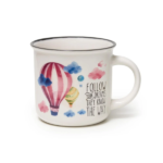 Taza de Porcelana Air Balloon de Legami sobre mesa de desayuno