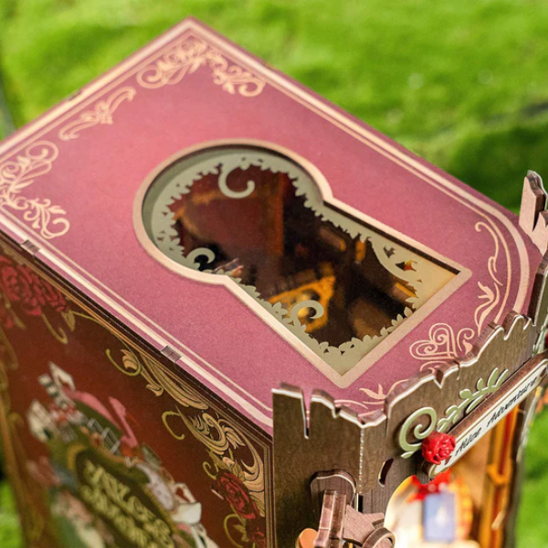Maqueta Sujetalibros Alice Adventure de RoLife Detalle de las piezas precoloreadas del kit DIY Alice Adventure