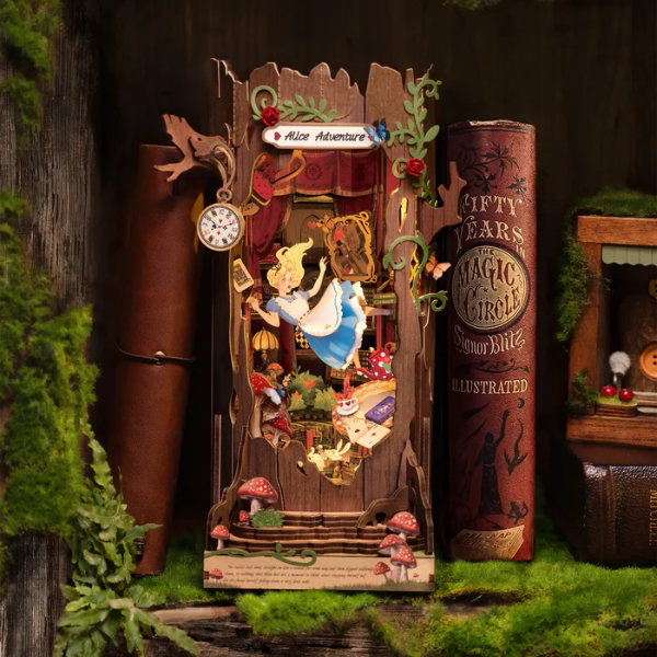 Maqueta Sujetalibros Alice Adventure de RoLife Sujetalibros decorativo terminado en una estantería