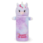 Estuche Super Soft Unicornio de Legami en un escritorio escolar.