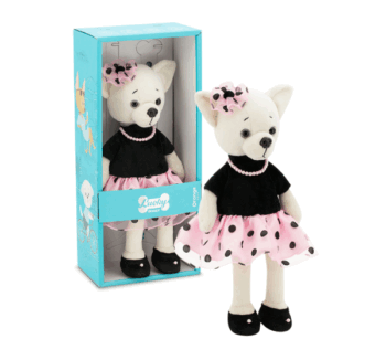 Una muñeca Lucky Lili Perla de 37cm de Orange Toys, vestida con un encantador vestido rosa, posando de pie y sonriendo, lista para jugar.
