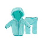 Un conjunto de ropa para muñecas "Fitness Mint" de Orange Toys colgado en una pequeña percha, mostrando los detalles de la camiseta y el pantalón deportivo.