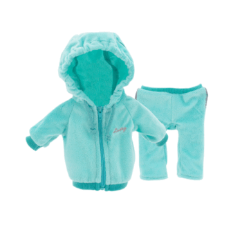 Un conjunto de ropa para muñecas "Fitness Mint" de Orange Toys colgado en una pequeña percha, mostrando los detalles de la camiseta y el pantalón deportivo.