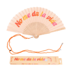 Abanico rosa con frase “No me da la vida” en colores
