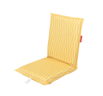 Asiento Plegable para Playa Amarillo BLAKE desplegado en la arena