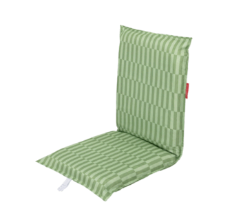 Asiento Plegable para Playa Verde BLAKE abierto sobre la arena