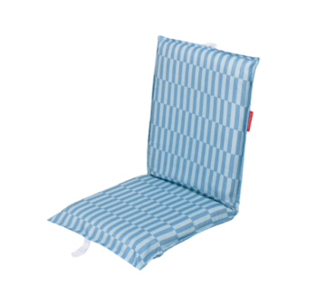 Asiento Plegable para Playa Azul BLAKE desplegado en la arena