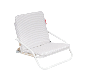 Producto: Silla Pequeña para Playa Beige EDEN sobre la arena
