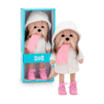 Peluche Lucky Yoyo Fashion Winter posando con su outfit invernal