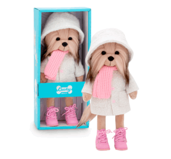 Peluche Lucky Yoyo Fashion Winter posando con su outfit invernal