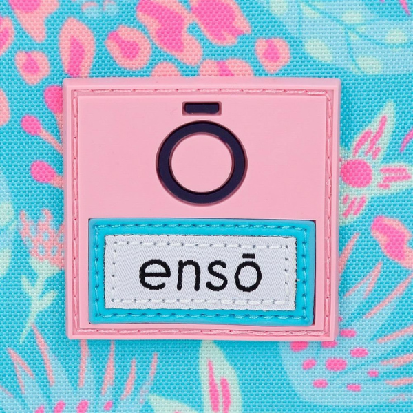 Neceser Jungle Mood de Enso Vista lateral del neceser Enso Jungle Mood mostrando el estampado y lema