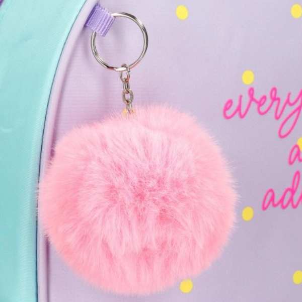 Cartera Escolar Movom New Adventure detalle del pompom de la cartera escolar new adventure de Movom