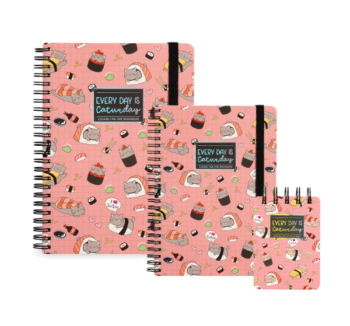 Portada del cuaderno Legami con gatos sushi en fondo salmón en los tres tamaños