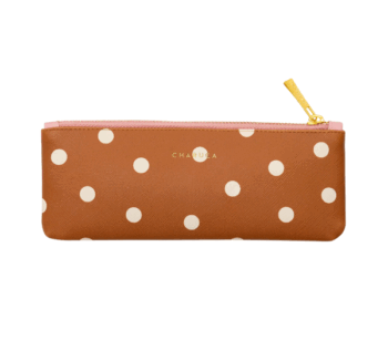 Estuche Canela Charuca en color marrón con topos beige.