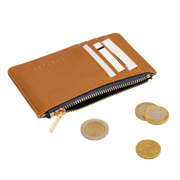 Tarjetero Canela de Charuca Tarjetero Charuca canela abierto mostrando espacio para tarjetas y billetes.