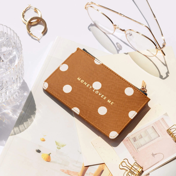 Tarjetero Canela de Charuca tarjetero canela de charuca en una mesa de trabajo