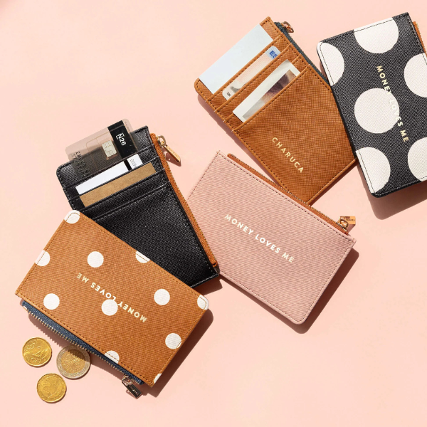 Tarjetero Canela de Charuca Tarjetero Canela de Charuca junto a una agenda y estuche de la colección.