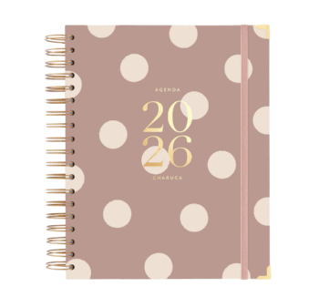 Agenda Diaria 2026 Mocca Grande de Charuca con tapa dura de lunares blancos y fondo rosa tierra.