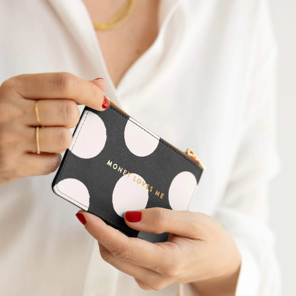 Tarjetero Negro Charuca Primer plano del Tarjetero Negro Charuca sobre escritorio.