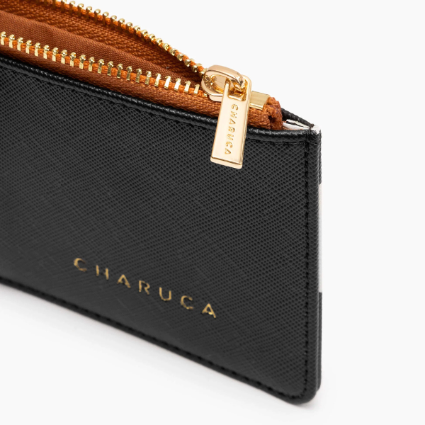 Tarjetero Negro Charuca Detalle de la cremallera dorada del Tarjetero Negro Charuca.