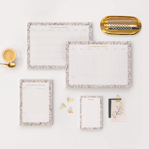 Planificador Mensual Flor Minimal A4 de Charuca Diseño elegante del Planificador Semanal Flor Minimal A4 de Charuca sobre escritorio.