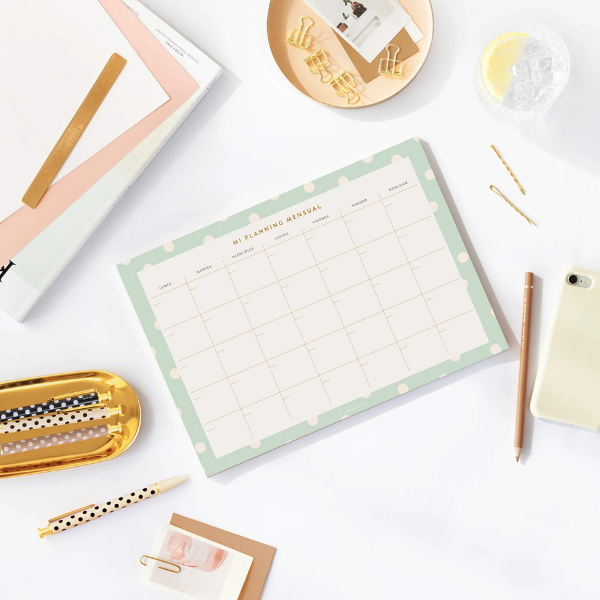 Planificador Mensual Mint A4 de Charuca Vista mensual del planificador A4 Mint de Charuca sobre escritorio.