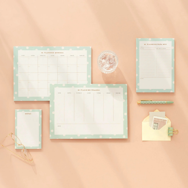 Planificador Mensual Mint A4 de Charuca Planificador Mensual Mint A4 de Charuca abierto mostrando cuadrícula mensual.