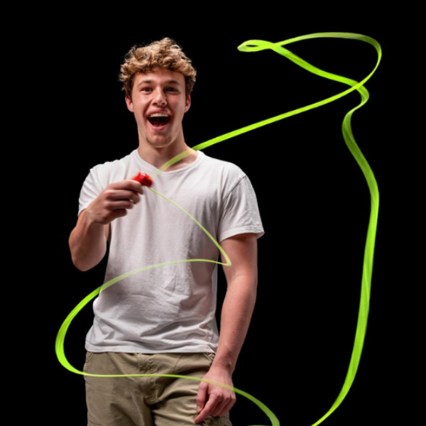 ZipString Cuerda Flotante Niño jugando con ZipString mientras la cuerda flota en el aire.