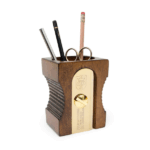 Portalápices de Sacapuntas de Madera Oscuro en escritorio minimalista.