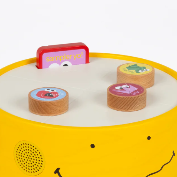 Qubitunes Sampler Yo Bloques de madera interactivos de Sampler Yo sobre el Qubitunes Play Stage.