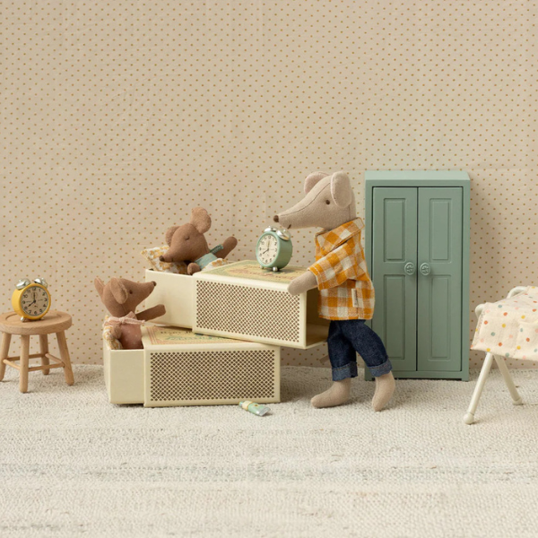 Bebé Ratón Dormilón en una Caja de Cerillas Bebé ratón Maileg durmiendo en caja de cerillas artesanal con los padres