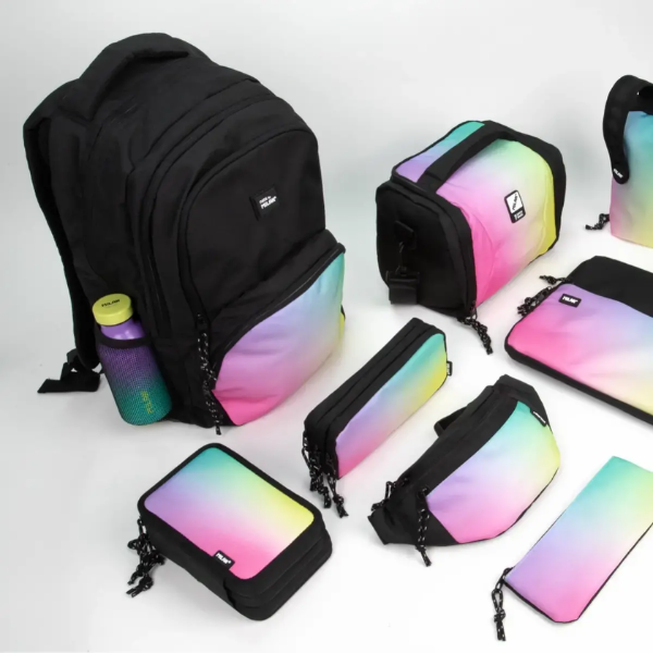 Estuche Mini Sunset Negro Milan Estuche compacto negro dentro de mochila escolar