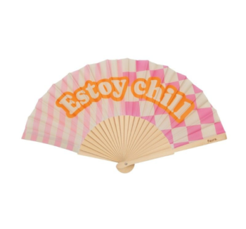Abanico Estoy Chill abierto con diseño de cuadros beige y rosa palo